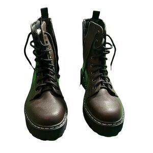 Women’s Boots
Size 7.5
Color Brown
New!